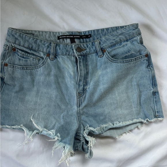4/$25  Like new mid rise Volcom Blue Jean Shorts with Frayed Hem sz 30 - Picture 1 of 4